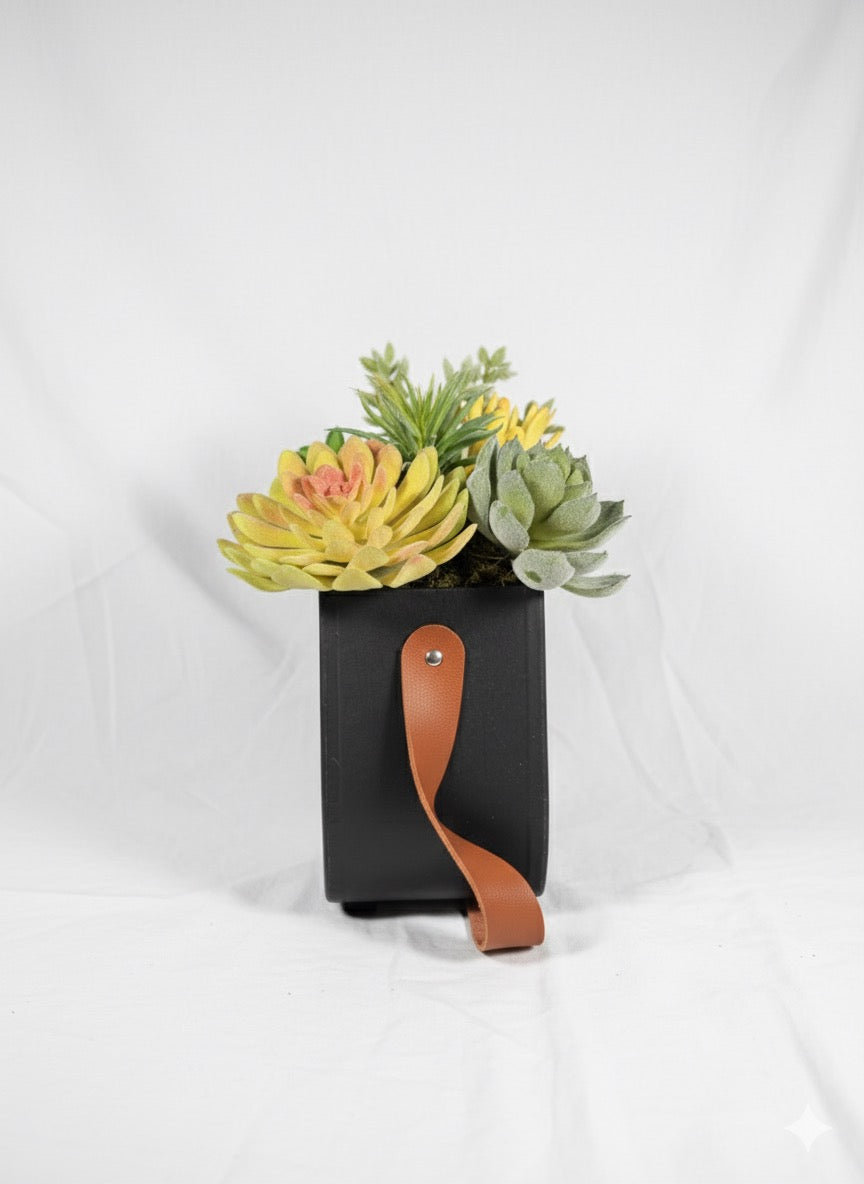 Kivaar love black S- succulent arrangement ￼